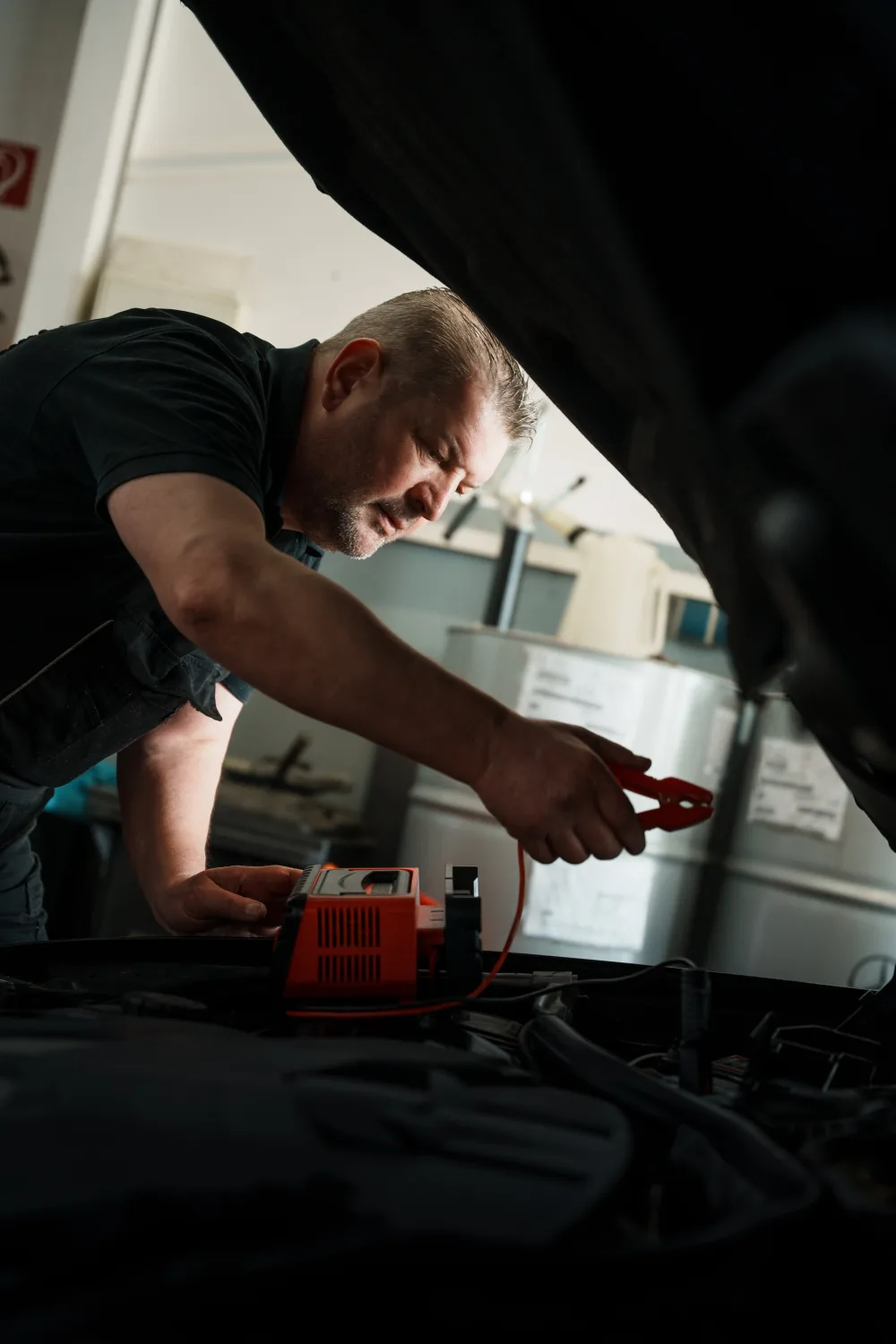 Arbeit am offenen Motorraum